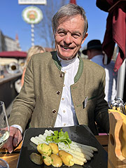 Peter Strobl, Geschäftsführer des Spargelerzeugerverband Südbayern e.V. genoss den ersten Spargel auf der Terrasse des "Der Pschorr" am Viktualienmarkt (©Foto: Martin Schmitz)